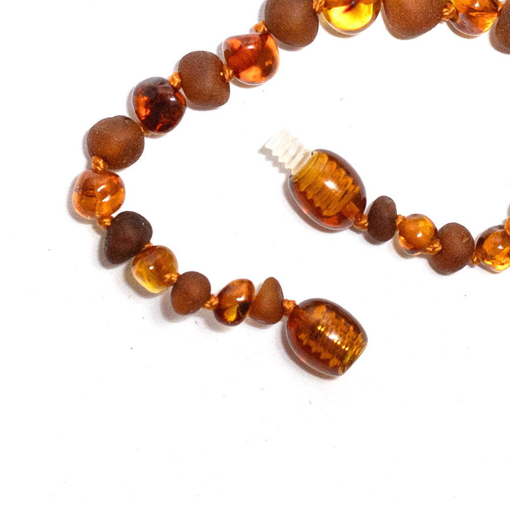 Baby/Kind – Barnsteen armbandje - Ronde kraaltjes - Gepolijst/ruw - 14cm - Cognac