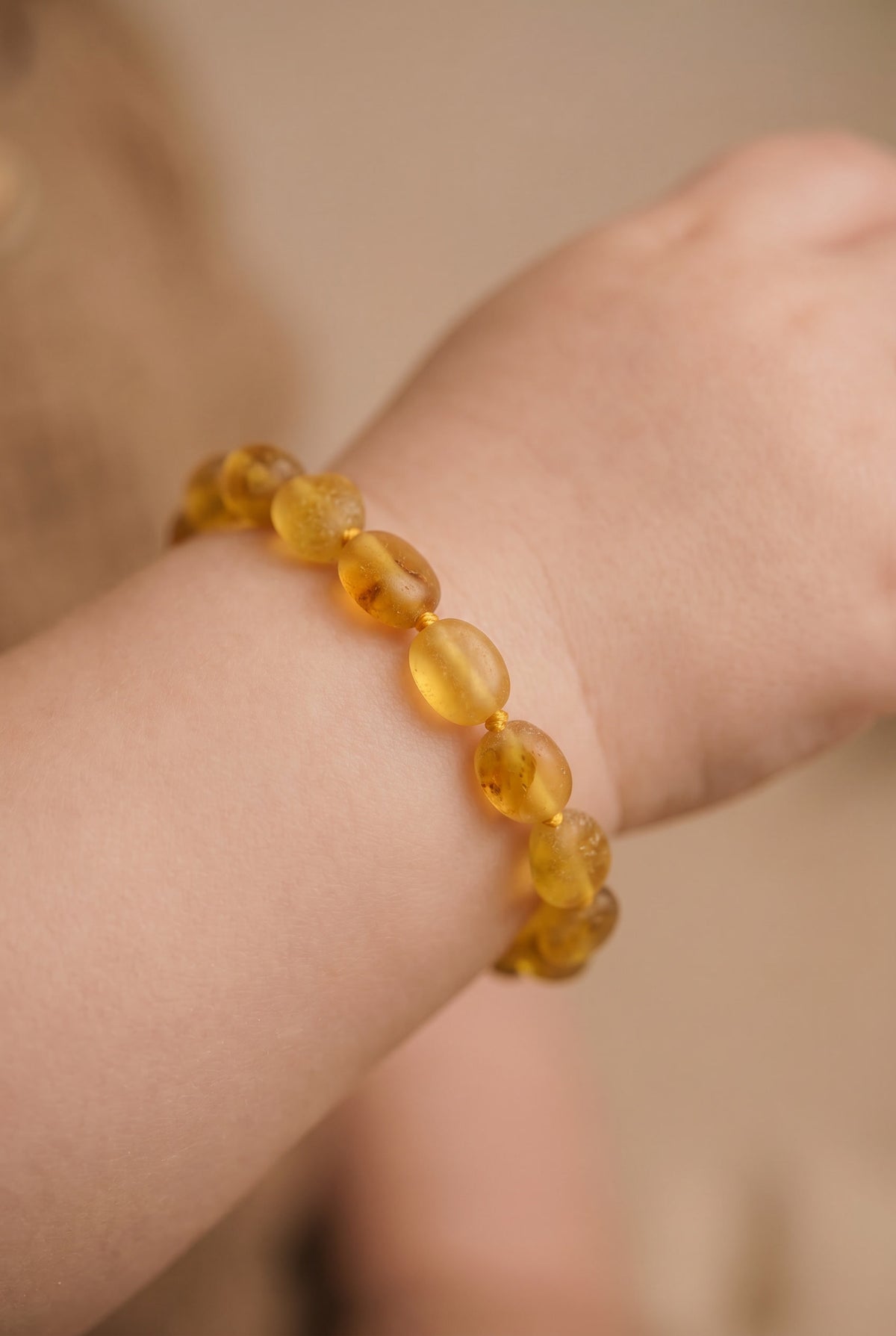 Baby/Kind - Barnsteen armbandje - Ovalen ruwe kraaltjes - Honing - 14cm
