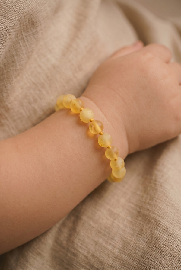 Baby/Kind – Bernsteinarmband – runde Rohperlen – 14 cm – Cognac