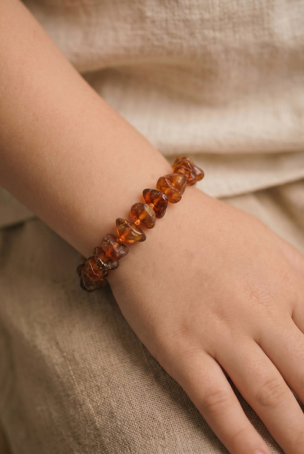 Baby/Kind - Barnsteen armbandje - cognac - chips gepolijst - 14cm