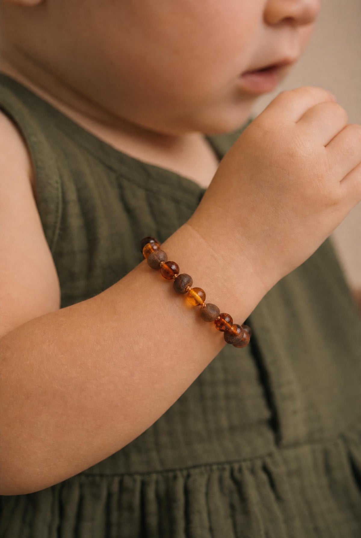 Baby/Kind – Barnsteen armbandje - Ronde kraaltjes - Gepolijst/ruw - 14cm - Cognac