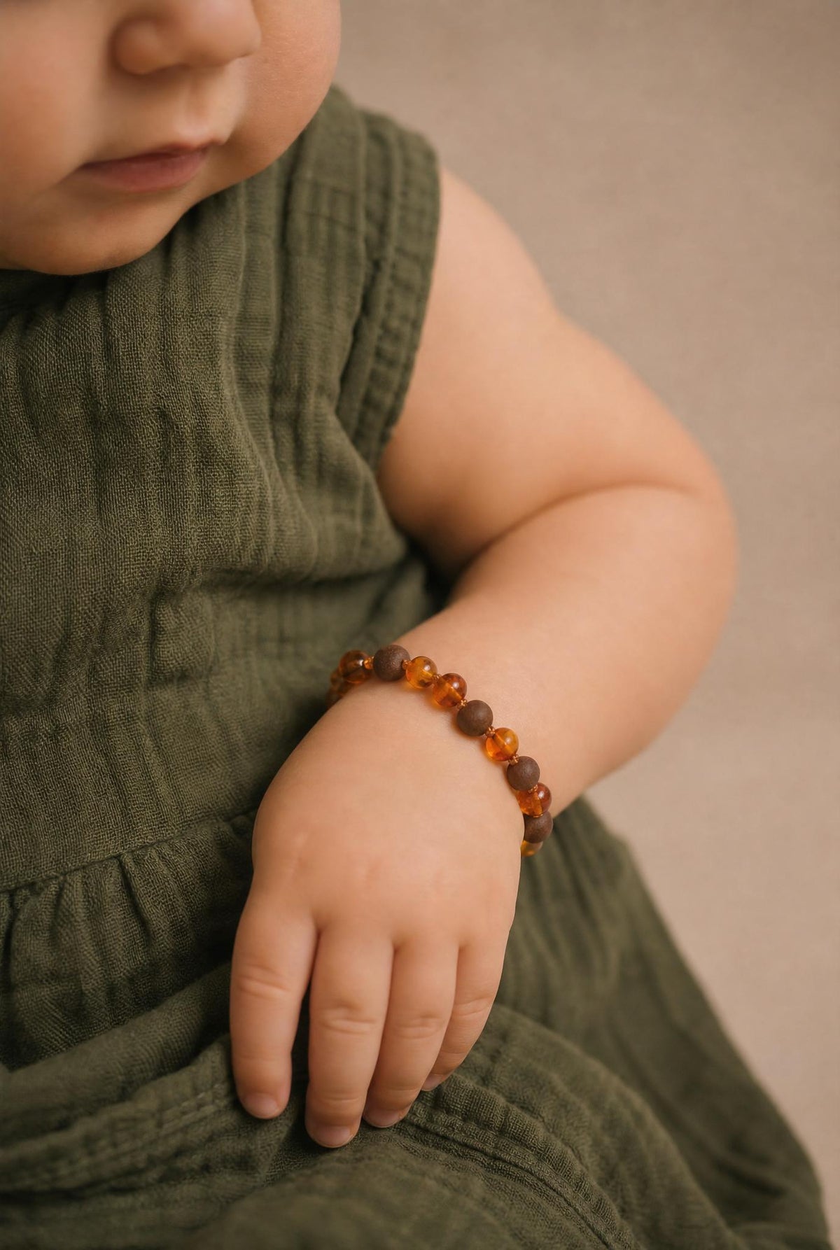 Baby/Kind – Barnsteen armbandje - Ronde kraaltjes - Gepolijst/ruw - 14cm - Cognac
