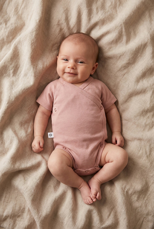 Wollen Overslagromper korte mouw – Merinowol - Misty Rose