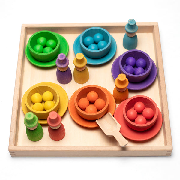 Jouet en bois - Petites figurines colorées, bols et balles sur plateau