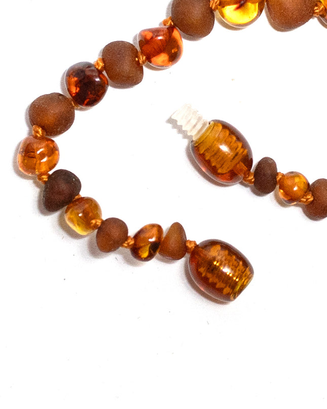 Baby/Kind – Barnsteen armbandje - Ronde kraaltjes - Gepolijst/ruw - 14cm - Cognac