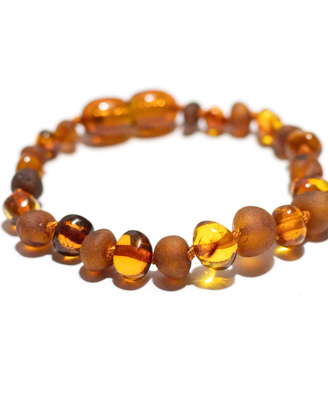 Baby/Kind – Barnsteen armbandje - Ronde kraaltjes - Gepolijst/ruw - 14cm - Cognac