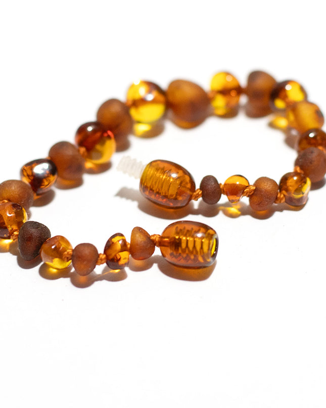 Baby/Kind – Barnsteen armbandje - Ronde kraaltjes - Gepolijst/ruw - 14cm - Cognac