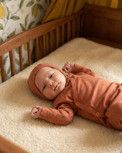 Baby-Strampler mit Füßen aus Merinowolle – Korallengold