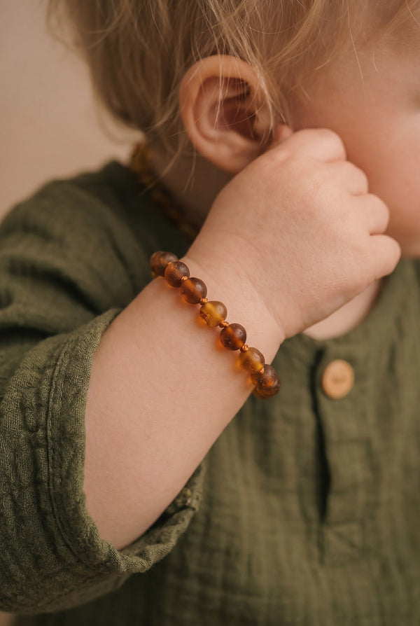 Baby/Kind – Bernsteinarmband – runde Rohperlen – 14 cm – Cognac