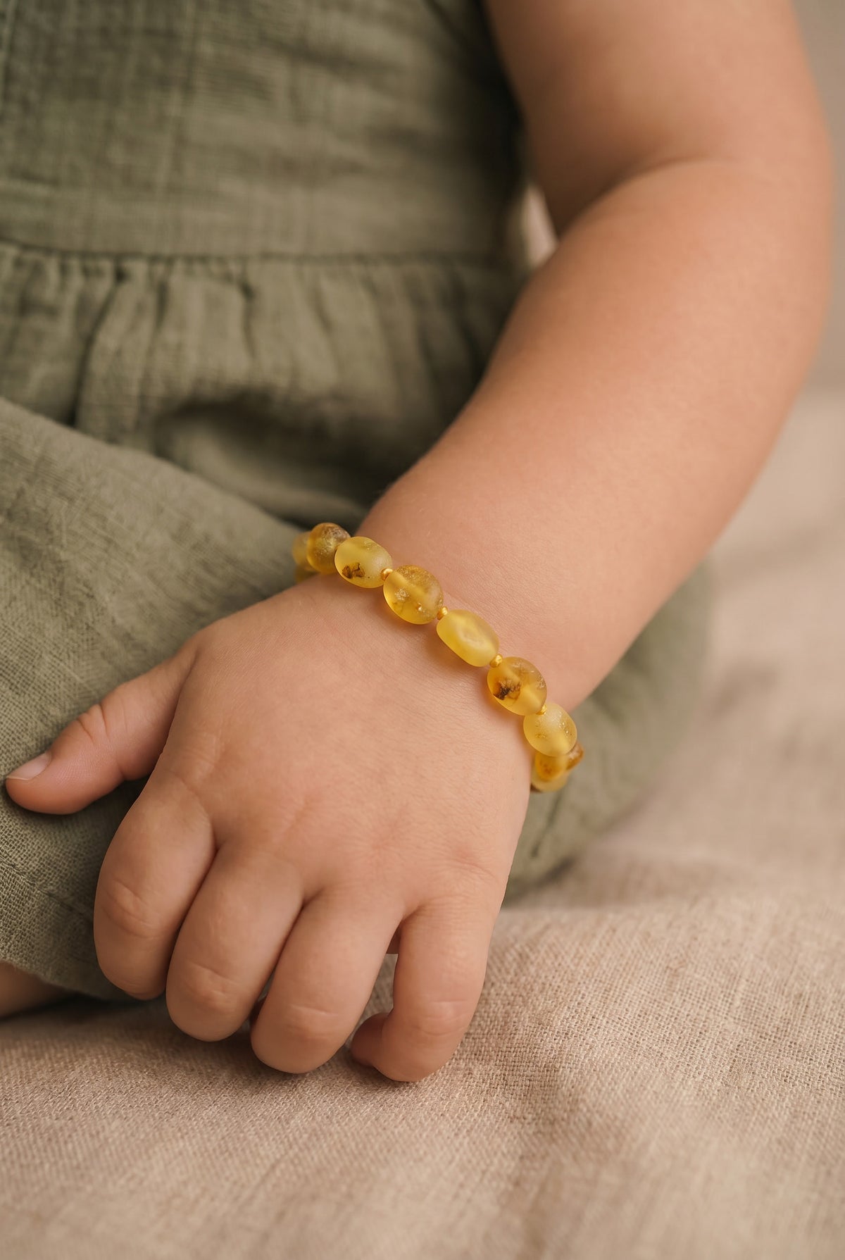 Baby/Kind - Barnsteen armbandje - Ovalen ruwe kraaltjes - Citroen - 14cm