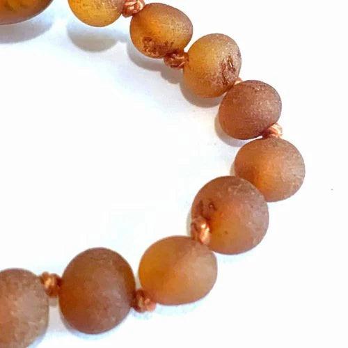 Baby/Kind – Barnsteen armbandje – ronde ruwe kraaltjes – 14cm - cognac