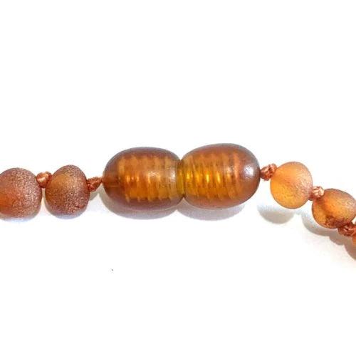 Baby/Kind – Barnsteen armbandje – ronde ruwe kraaltjes – 14cm - cognac