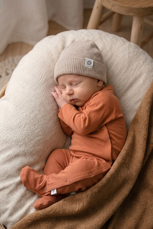 Baby-Strampler mit Füßen aus Merinowolle – Korallengold
