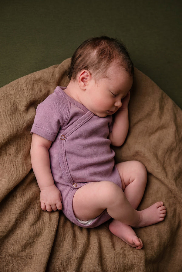 Wollen Overslagromper korte mouw – Merinowol - Lavender Mist