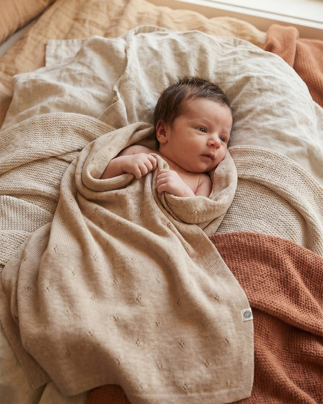 Ulden babytæppe / børnetæppe / viklingstæppe - Pointelle strikket - Merinould - Hvidløg