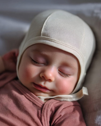 Baby woolen bow hat – merino wool – natural