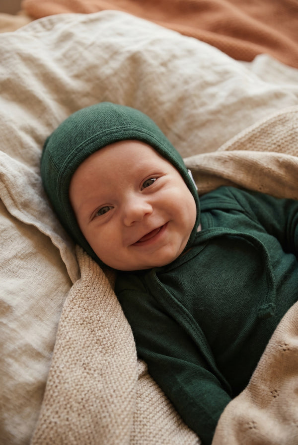 Bonnet à noeud en laine pour bébé – Merinowol – Vue montagne